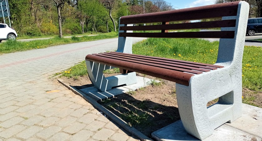 Ta ławka stoi obok szpitala przy ul. Krakowskiej w Dębicy. 