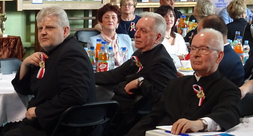 Ks. Janusz Rząca (po lewej) będzie proboszczem w Jodłówce Tuchowskiej.