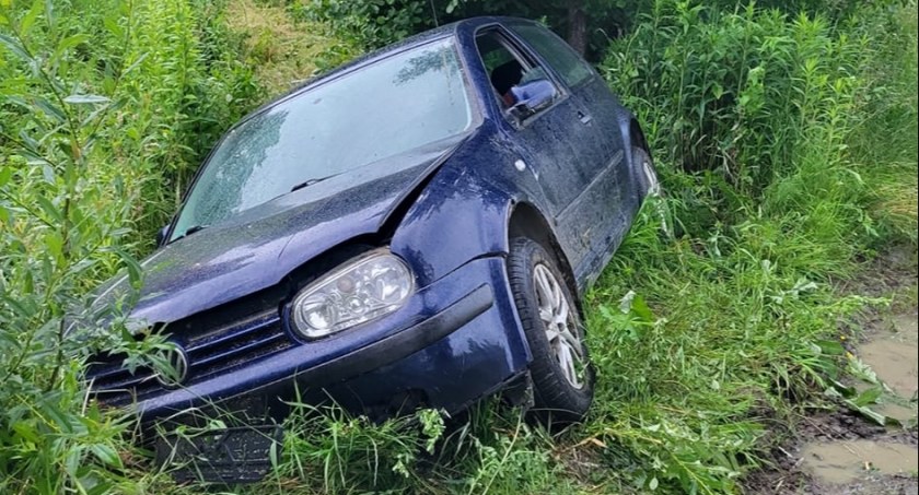 Kierujący i pasażer volkswagena trafili do szpitala. Zdjęcie: OSP Nawsie Brzosteckie.