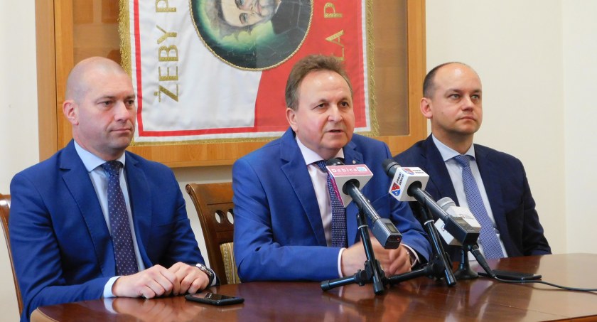 Do protestu z 22 czerwca poseł Jan Warzecha (w środku) odniósł się przy okazji konferencji prasowej poświęconej innym tematom. Na zdjęciu z Piotrem Chęćkiem (z lewej) i Michałem Maziarką (z prawej). Zdjęcie: debica24.eu.