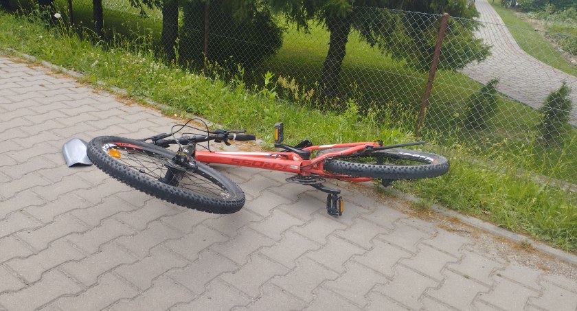 Chłopiec zjechał z chodnika na jezdnię. Fot. debica24.eu.