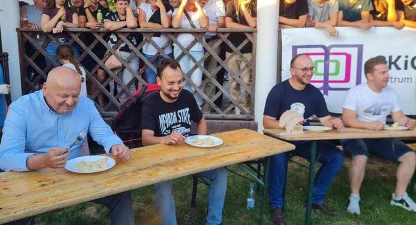 Ubiegłoroczną rywalizację wygrał radny Rady Gminy w Jodłowej Paweł Ciszczoń (z prawej). Na zdjęciu od lewej: burmistrz Brzostku Wojciech Staniszewski, kierownik Centrum Kultury i Czytelnictwa w Brzostku Daniel Wójcik, radny Rady Powiatu Mateusz Domaradzki oraz wspomniany Paweł Ciszczoń.