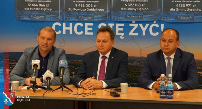 O pieniądzach poinformowano podczas konferencji w Starostwie Powiatowym w Dębicy. Fot. SP w Dębicy.