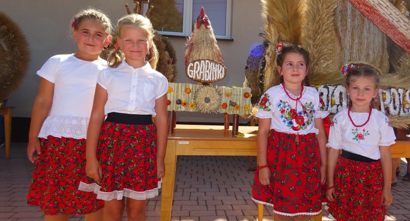 Wieniec w kształcie koguta na prezentację podczas biesiady przygotowały dziewczynki z Grabin: Lily Cygan, Kinga Trela oraz Anna i Zuzanna Bielańskie.