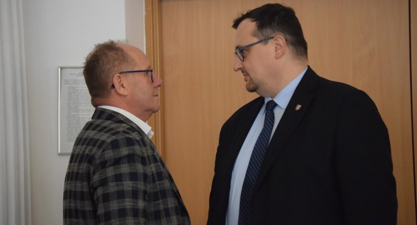 Jerzy Sieradzki (z prawej) przestał zaprzeczać plotkom. Na zdjęciu z burmistrzem Mariuszem Szewczykiem.