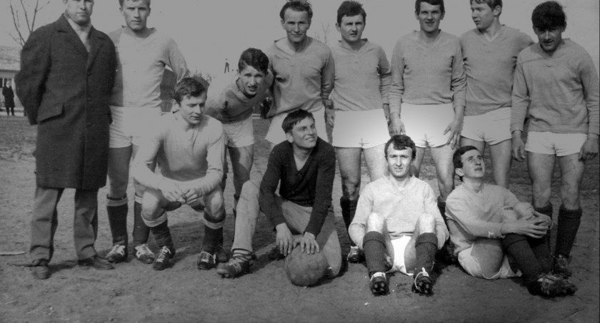 Julian Socha (dolny rząd, drugi z prawej) zmarł w wieku 82 lat. Zdjęcie: Czarnovia Czarna