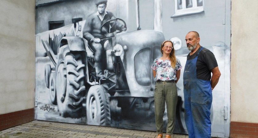 Marta Neville-Ortyl i Karol Ortyl przy bramie, czy też drzwiach, na których powstało malowidło.