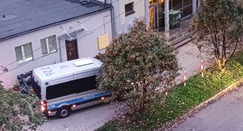 15-latków policjanci przewieźli do dębickiej komendy.