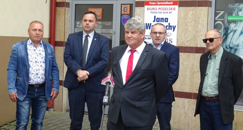 Na konferencji przed biurem posła Jana Warzechy Konfederację reprezentowali (od lewej): Krzysztof Wiśniowski, Jacek Ćwięka, Augustyn Kolbusz, Stanisław Kulisz i Stanisław Drapała.