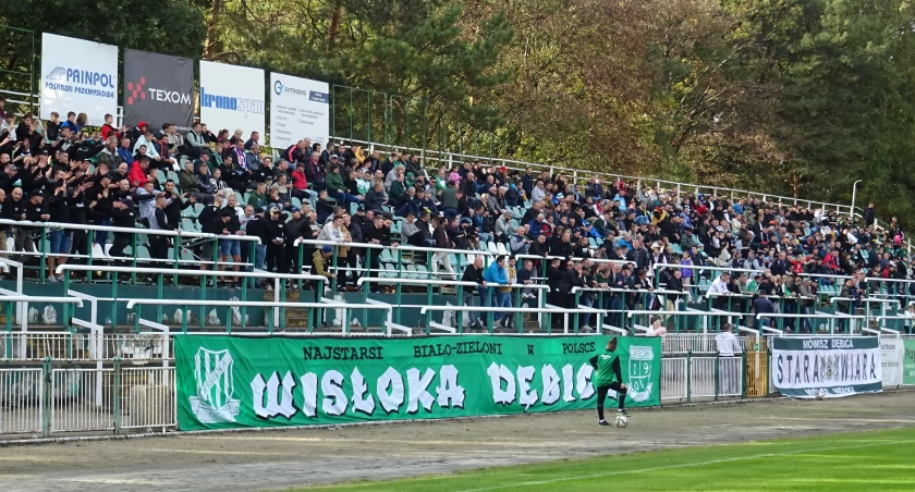 Pod tą trybuną, z której jeszcze rok temu kibice dopingowali piłkarzy Wisłoki w meczu z Wieczystą, znaleziony został pocisk artyleryjski.