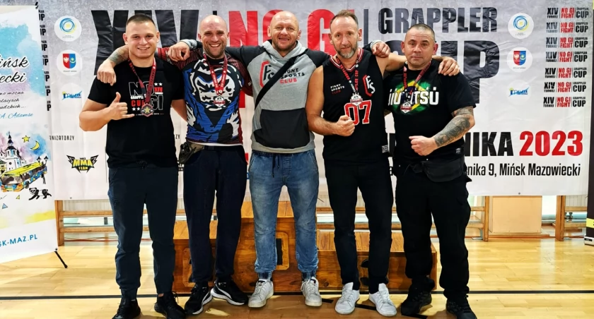 Od lewej: Filip Kubat, Piotr Chechłacz, Paweł Kunysz (główny trener FightSports Polska), Jakub Cichoń (trener FighSports Dębica) i Dariusz Sarama. 