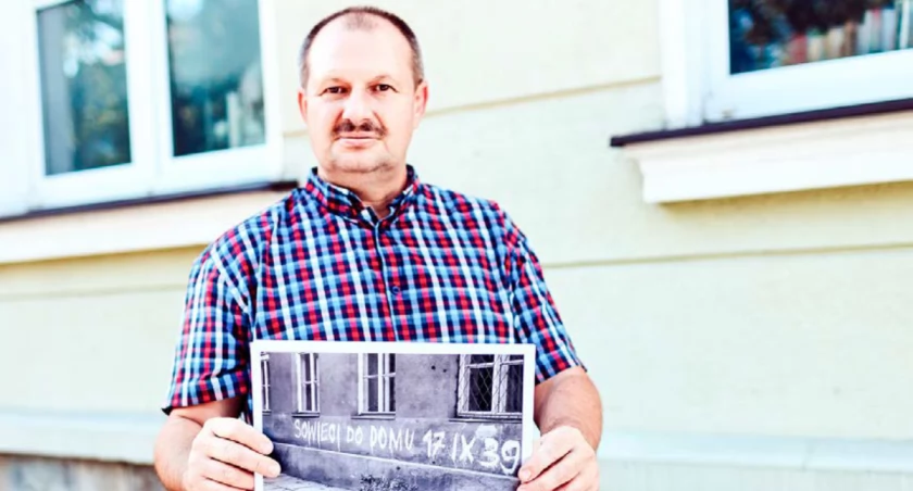 Dokładnie za plecami Andrzeja Kwiatka ktoś w drugiej połowie lat 80-tych wykonał sfotografowany przez niego napis.