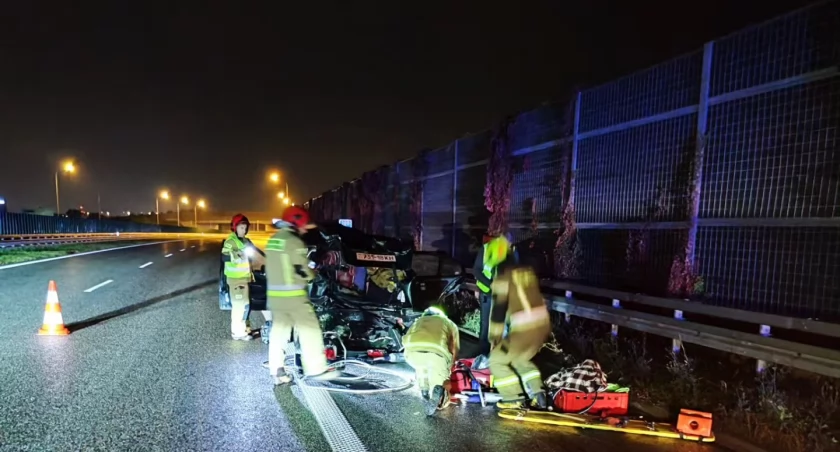 By wydobyć jednego z uczestników z pojazdu konieczna była pomoc strażaków. Zdjęcie: OSP Paszczyna.