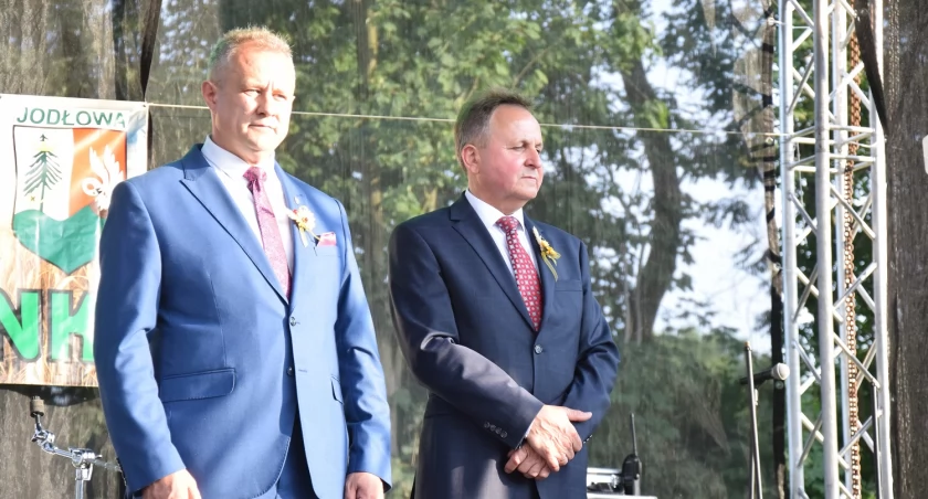 Jan Warzecha (z prawej) wygrał w rodzinnej gminie. Na zdjęciu z wójtem Jodłowej Janem Janigą.