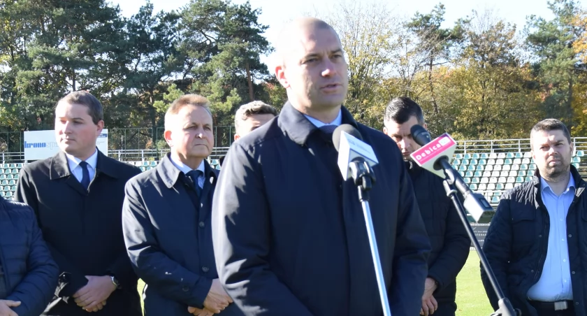 Piotr Chęciek (na pierwszym planie) wygrał z posłem Janem Warzechą w Dębicy.