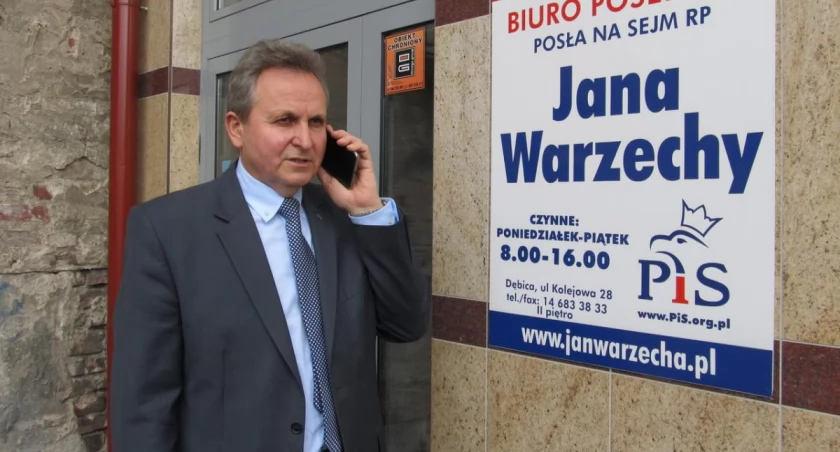 Jan Warzecha nie musi zmieniać tablicy przed swym biurem. Fot. archiwum 