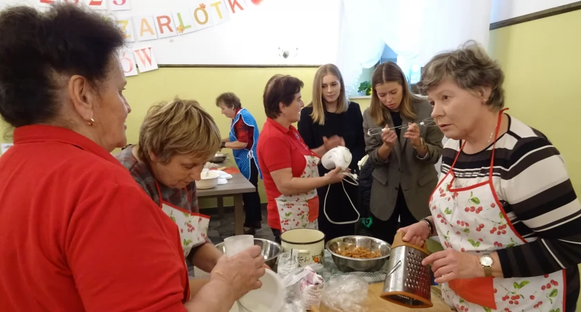 Szarlotkę przygotowują panie z Brzeźnicy. Pierwsza z prawej Małgorzata Tarczyńska, autorka przepisu.