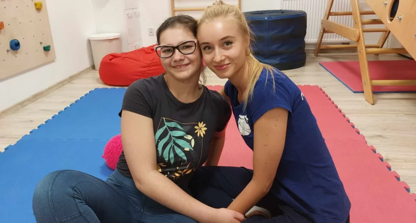 Basia z terapeutką podczas turnusu rehabilitacyjnego w Nowym Sączu.