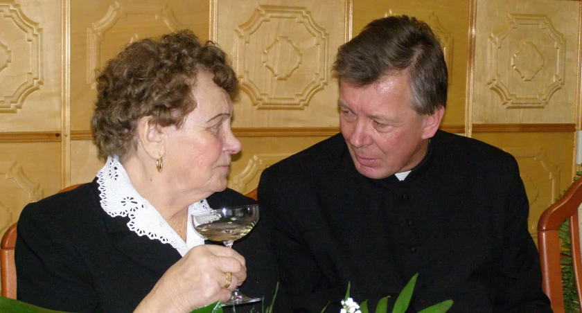 Ks. Franciszek Cieśla z mamą Emilią podczas przyznania jej tytułu Honorowej Obywatelki Gminy Jodłowa.
