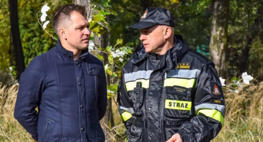 Krzysztof Marek (z prawej) nie jest już komendantem KP PSP. Na zdjęciu z zastępcą wójta gminy Żyraków Grzegorzem Regułą. Zdjęcie: debica24.eu.