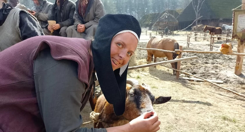 Magdalena Bukowska na planie zaprzyjaźniła się z kozami. 