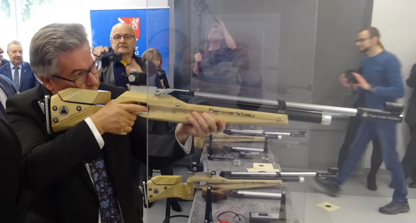 Kazimierz Moskal, jeszcze jako poseł, podczas otwarcia strzelnicy w Mechaniku.