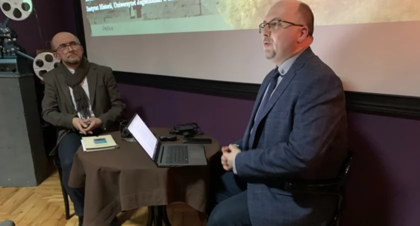 Dr Arkadiusz Więch (po prawej) i Tomasz Czapla (dyrektor muzeum)