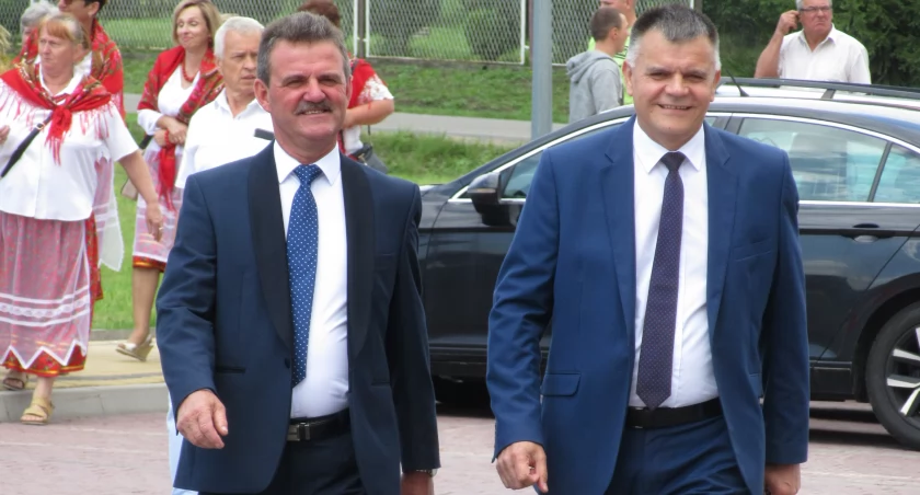 Bogusław Majka (po lewej) chce być wójtem gminy Czarna. Na zdjęciu z Wiesławem Ladą.