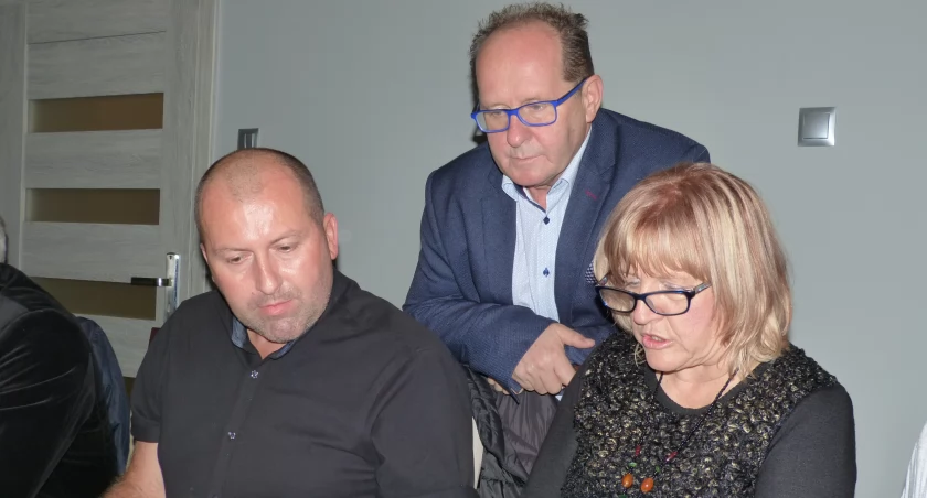 Marcin Magiera (z lewej) podczas poprzednich wyborów wspierał Mariusza Szewczyka (w środku). Na zdjęciu także radna Rady Miejskiej w Dębicy Renata Barszcz.