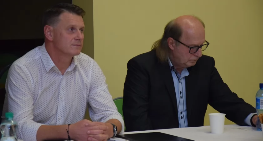 Grzegorz Krycki (z lewej) nie wyklucza startu w wyborach na burmistrza. Po prawej Bogusław Cieśla, przewodniczący RO Kępa-Wolica.