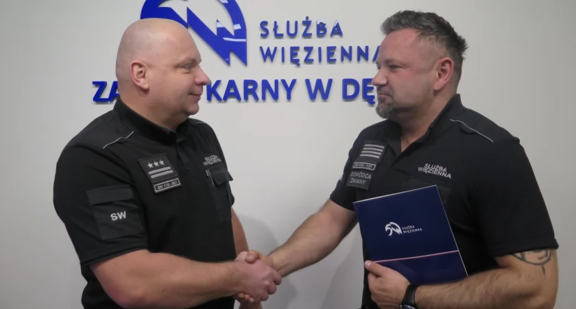Dyrektor ZK w Dębicy płk Krzysztof Maźnicki gratuluje plut. Michałowi Draganowi (fot. ZK Dębica)