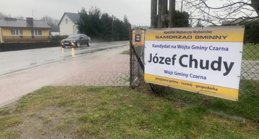 Baner wyborczy przy drodze powiatowej w Grabinach