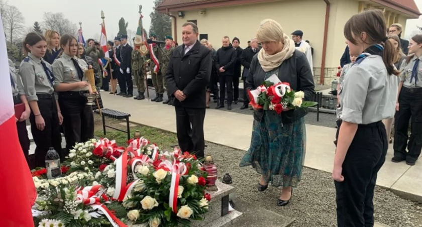 Wiązankę kwiatów składa Agnieszka Leska, sołtys Nagoszyna
