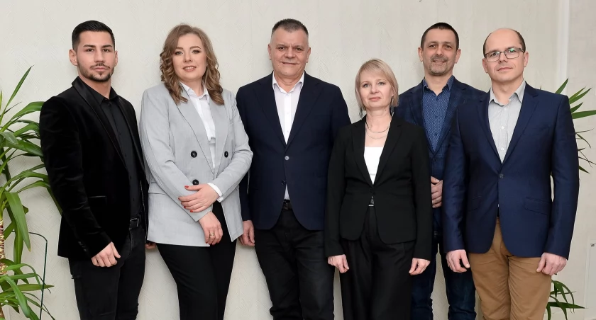 Wiesław Lada (w środku) z Luigim Manzo, Anną Kapustką, Eweliną Piękoś, Pawłem Jaroszem i Adamem Kaczorem. 