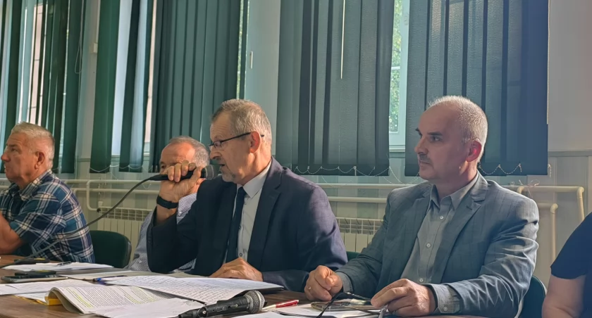 Wojciech Szaj ( pierwszy z prawej) jest radnym i ubiega się o mandat.
