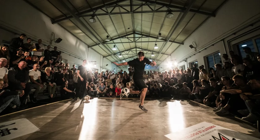 Podczas imprezy wystąpi profesjonalny football freestyler Jaromir Poprawa. 