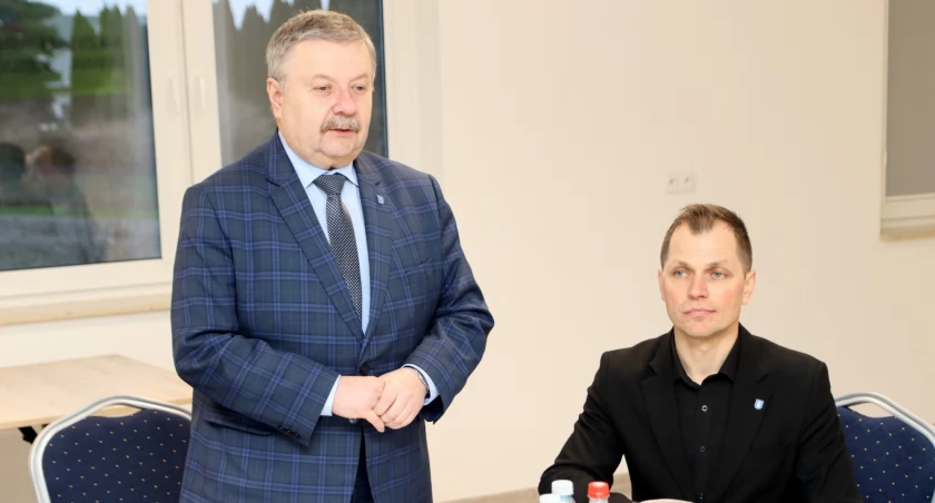Marek Rączka w I turze wyborów uzyskał najlepszy wynik. Na zdjęciu z zastępcą Grzegorzem Regułą. Fot. CKiP w Żyrakowie