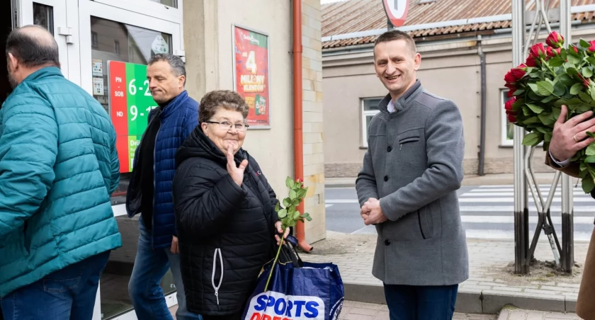 Zdjęcie: Zbigniew Kowalski podczas rozdawania kwiatów w Brzostku przy okazji Dnia Kobiet.