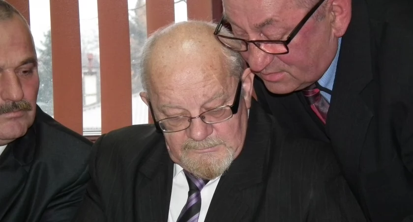 Piotr Żybura w środku. Po lewej Janusz Gwóźdź, po prawej Lech Żurek. 