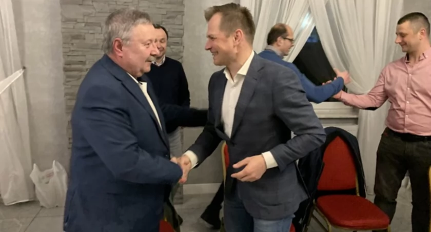 Marek Rączka odbiera gratulacje od wicewójta Grzegorza Reguły.