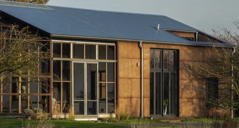 (Flat House, Margent Farm, Wielka Brytania – dom z paneli drewniano-konopnych. Zdjęcie: Oskar Proctor/materiały prasowe Practice Architecture)
