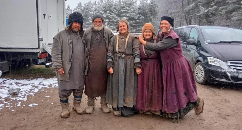 Magdalenę Bukowską (pierwsza z prawej) można było zobaczyć w pierwszym sezonie 1670.