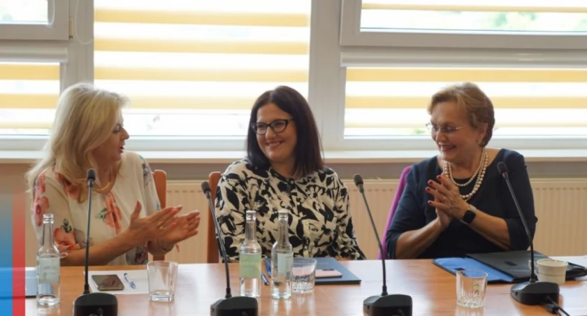 Na zdjęciu od lewej: Barbara Srebro, Ewelina Kuś oraz Anna Mazur. Fot. Starostwo Powiatowe w Dębicy.