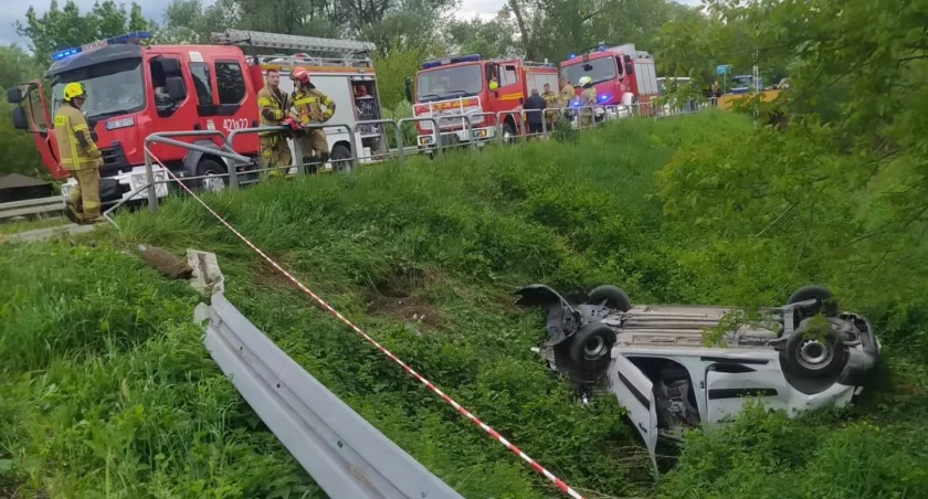 Samochód wypadł z drogi. Zdjęcie: OSP Paszczyna.