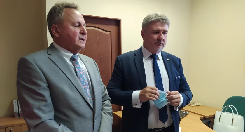 Bogdan Rzońca (z prawej) liczy na reelekcję. Z lewej poseł Jan Warzecha. 