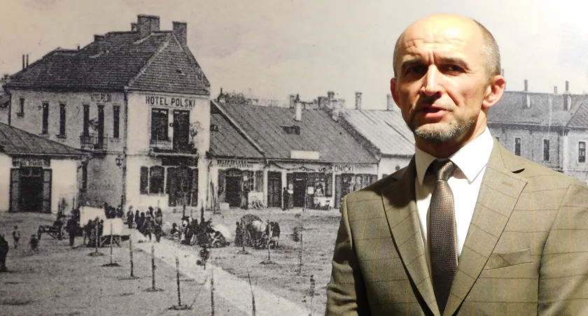 Do Muzeum Regionalnego w Dębicy zaprasza jego dyrektor Tomasz Czapla. 