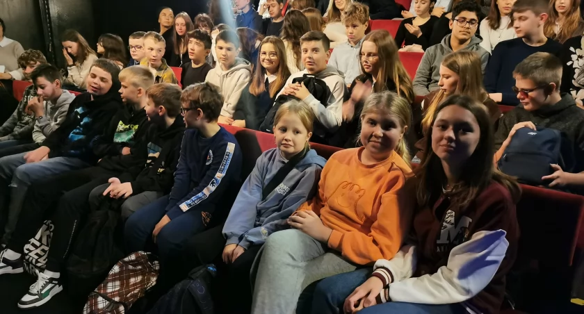 W ubiegłym roku dzięki Działaj Lokalnie młodzież z Góry Motycznej wyjechała do Teatru Współczesnego w Krakowie. (fot. FB/CKiP Żyraków)