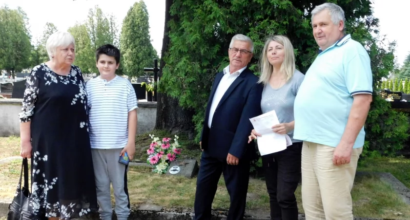 Tatiana Kołodziejska (pierwsza z lewej) z rodziną oraz Adam Strojek (w środku) przy mogile Petro Hucuła. 