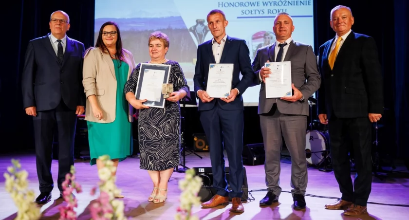 Danuta Sujdak (trzecia od lewej) odebrała dyplom dla najlepszego sołtysa 2023. (fot. Maciej Terpiński)