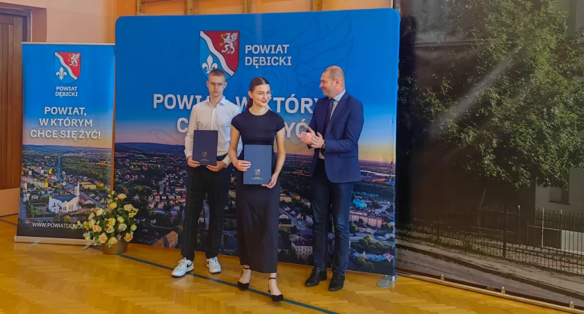 Uczniom gratulował starosta Piotr Chęciek.